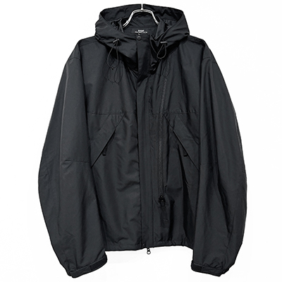 ESSAY [ SLANT ZIP PARKA (J-1) ] BLACK