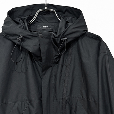 ESSAY [ SLANT ZIP PARKA (J-1) ] BLACK