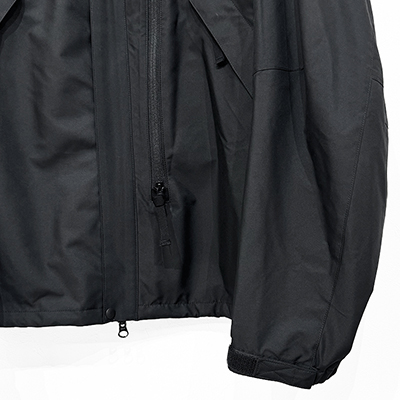 ESSAY [ SLANT ZIP PARKA (J-1) ] BLACK