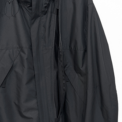 ESSAY [ SLANT ZIP PARKA (J-1) ] BLACK