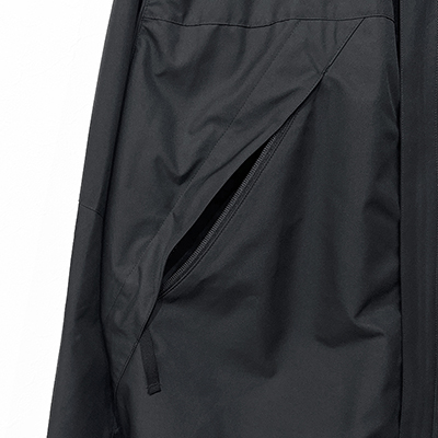 ESSAY [ SLANT ZIP PARKA (J-1) ] BLACK