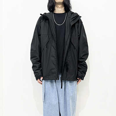 ESSAY [ SLANT ZIP PARKA (J-1) ] BLACK