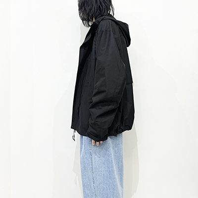 ESSAY [ SLANT ZIP PARKA (J-1) ] BLACK