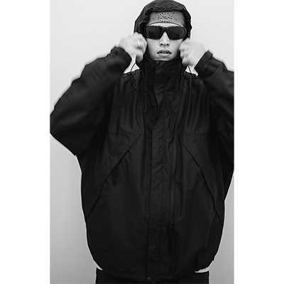 ESSAY [ SLANT ZIP PARKA (J-1) ] BLACK