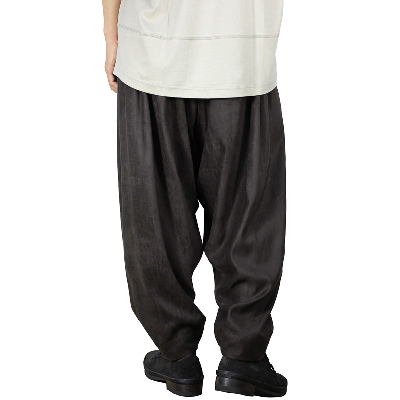 YANTOR [ Suede 6tuck Pants ] CHARCOAL | ロイド・エフダブリュー (LLOYD FW)